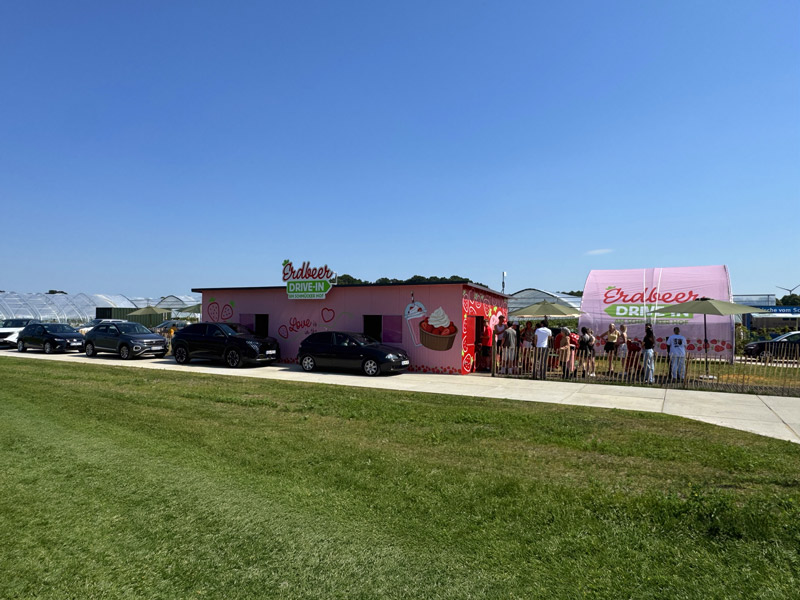 Erster Erdbeer-Drive-In in NRW eröffnet auf dem Schmücker Hof an der A31/Abfahrt Nr. 40 Kreuz Bottrop-Kirchhellen.