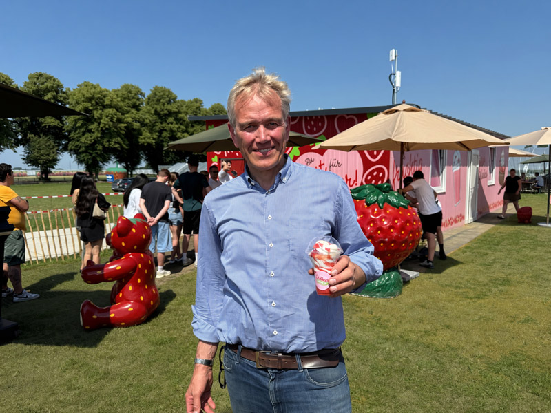 Eberhard Schmücker freut sich über den großen Anklang, den die Eröffnung des ersten Erdbeer-Drive-In in NRW gefunden hat.